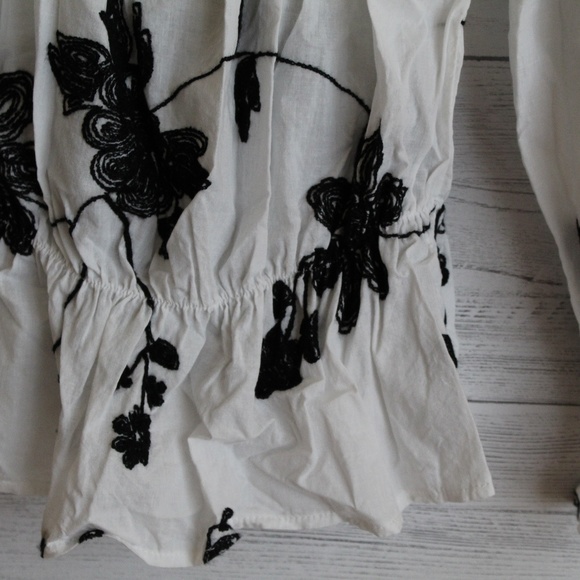 Summer off the shoulders Flower Top - Picture 6 of 8